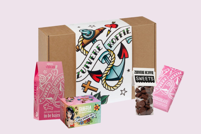 Zuivere koffie giftbox met alle producten uit de doos op een roze achtergrond.