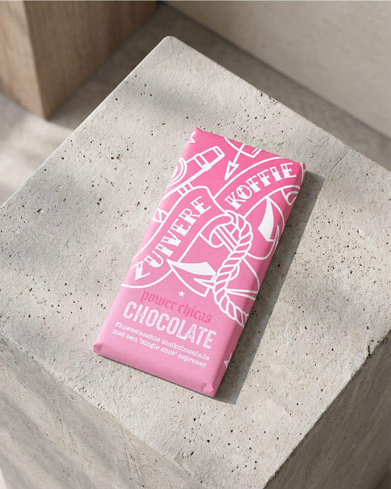 Zuivere koffie chocolade bar ligt op een stenen blok.