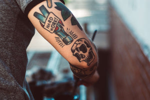 Arm met tattoos / Zuivere Koffie 